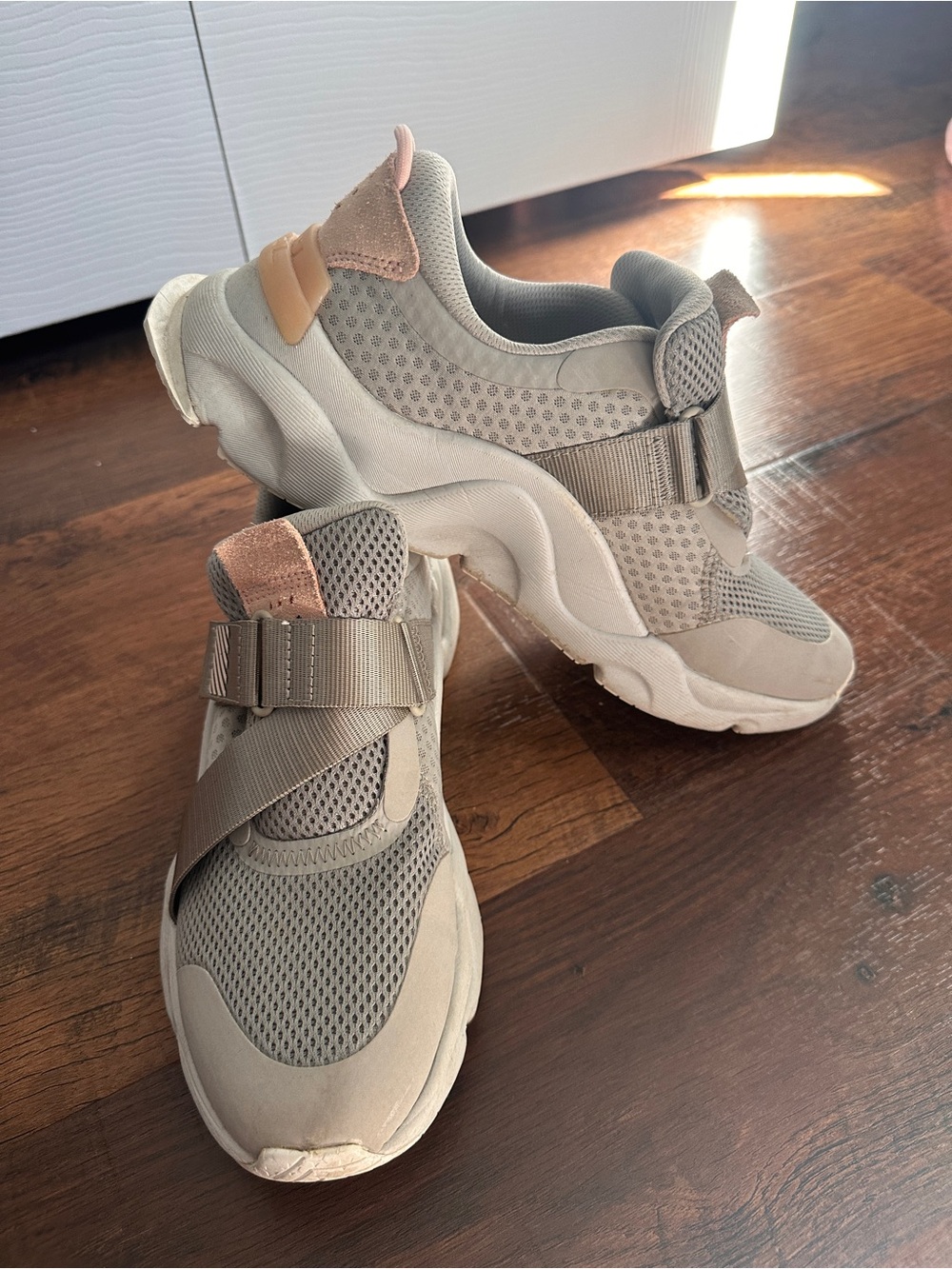 SOREL Kinetic RNEGD Strap Sneakers Grey Pink Womens Size 9.5